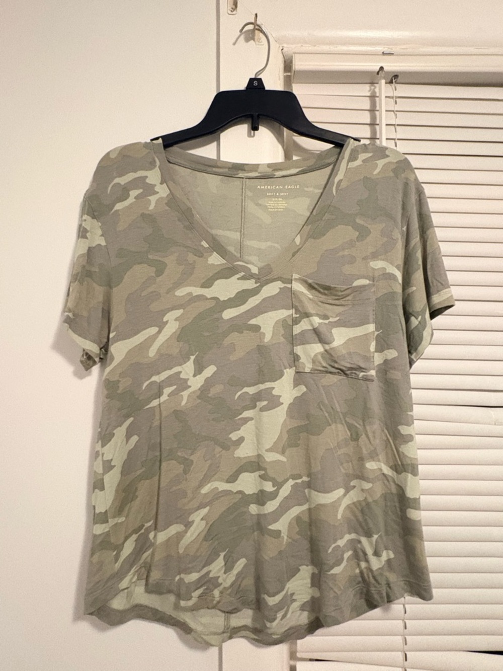 American Eagle Outfitters Women's Short Sleeve V-Neck Camo Tee in Olive Green